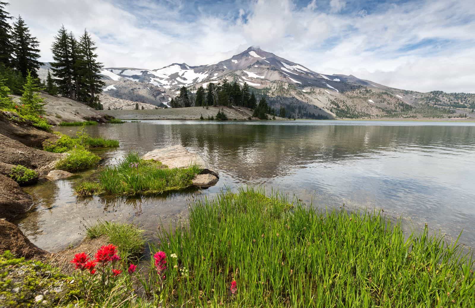 Alpine lake and mountain view along the Green Lakes Trail near Bend, Oregon